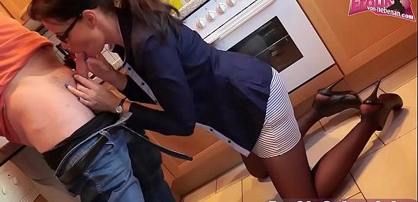 Deutsche notgeile reife milf mit brille fickt in der küche